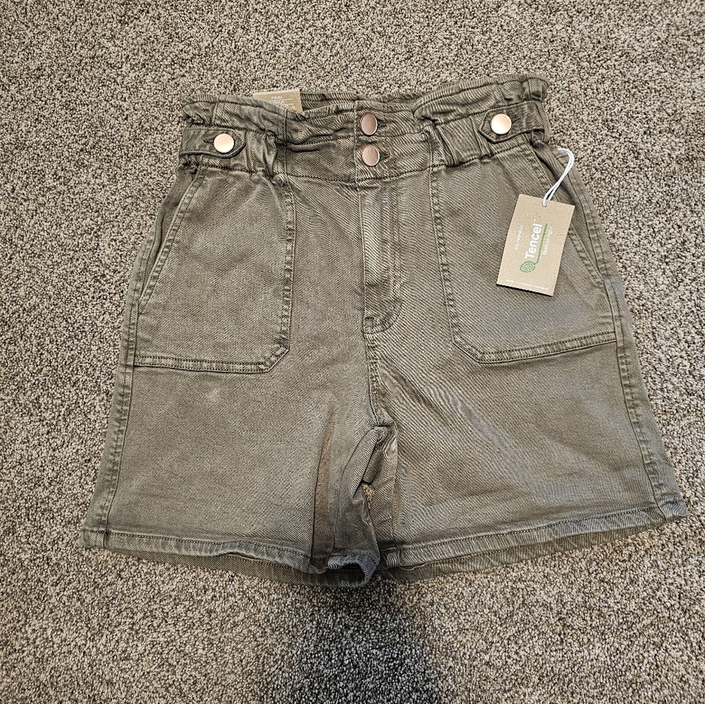 Buckle shorts.